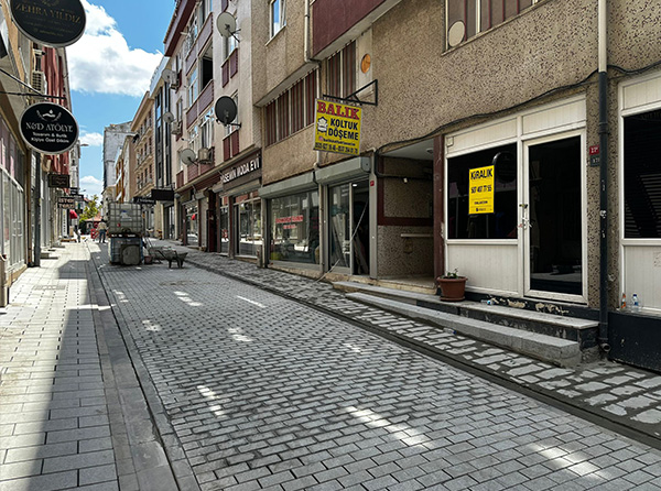 Ümraniye Çarşıda 240 m2 Kiralık Dükkan